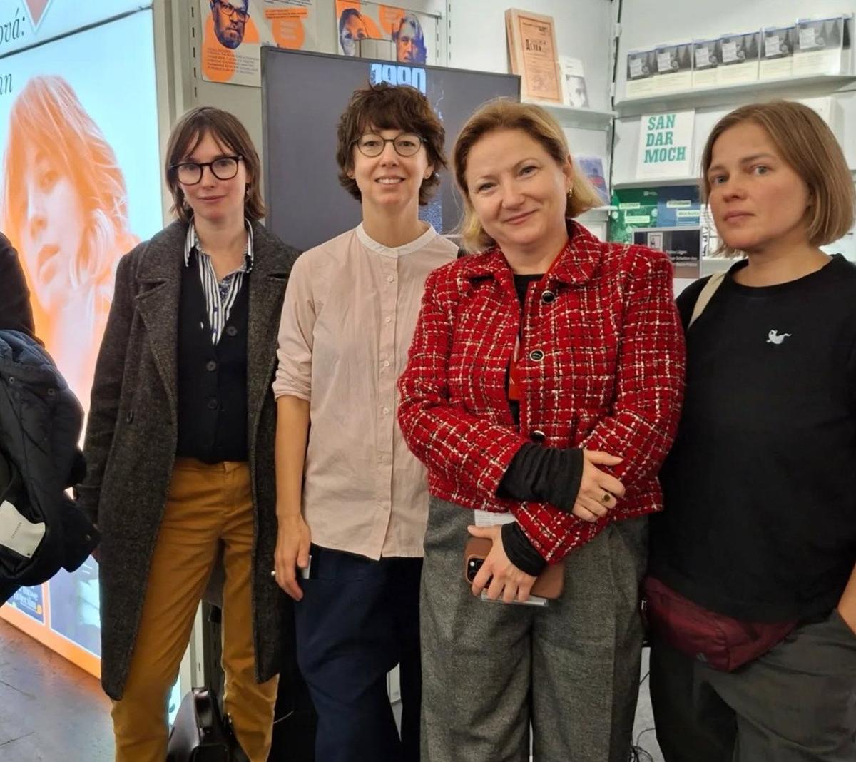 Участники «Пражской книжной башни» (Полина де Морни, Елена Коган, Александра Вахрушева, Наталья Смирнова) на Франкфуртской книжной ярмарке. Октябрь, 2025. Фото: соцсети