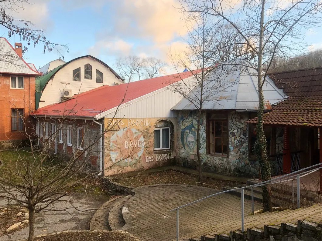 Главный корпус школы Щетинина в Текосе. Фото: Елизавета Кирпанова / «Новая газета»