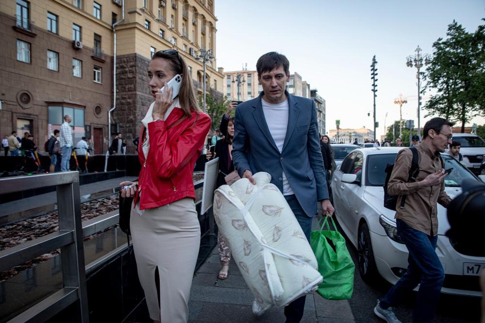 Дмитрий Гудков с женой после освобождения. Фото: Влад Докшин / «Новая газета»