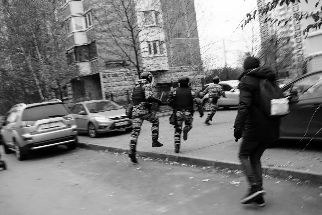 Полицейские гонятся за участниками «Русского марша». Фото: Антон Карлинер, специально для «Новой газеты»