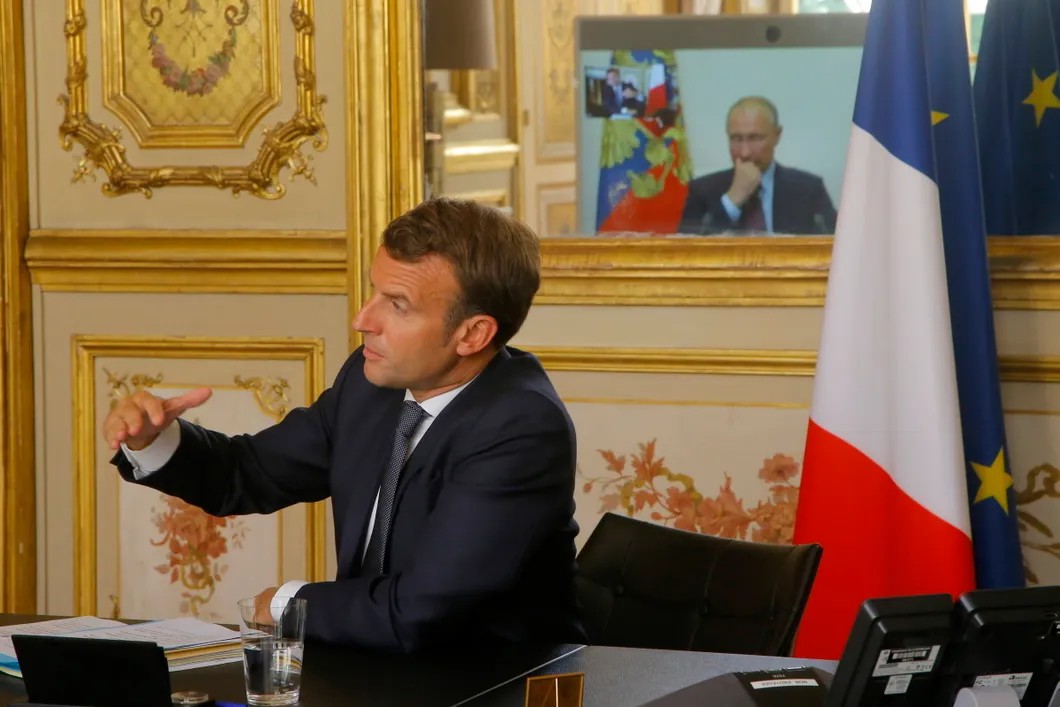 Переговоры президентов Франции и России, которые затем «утекли» в СМИ. Фото: EPA