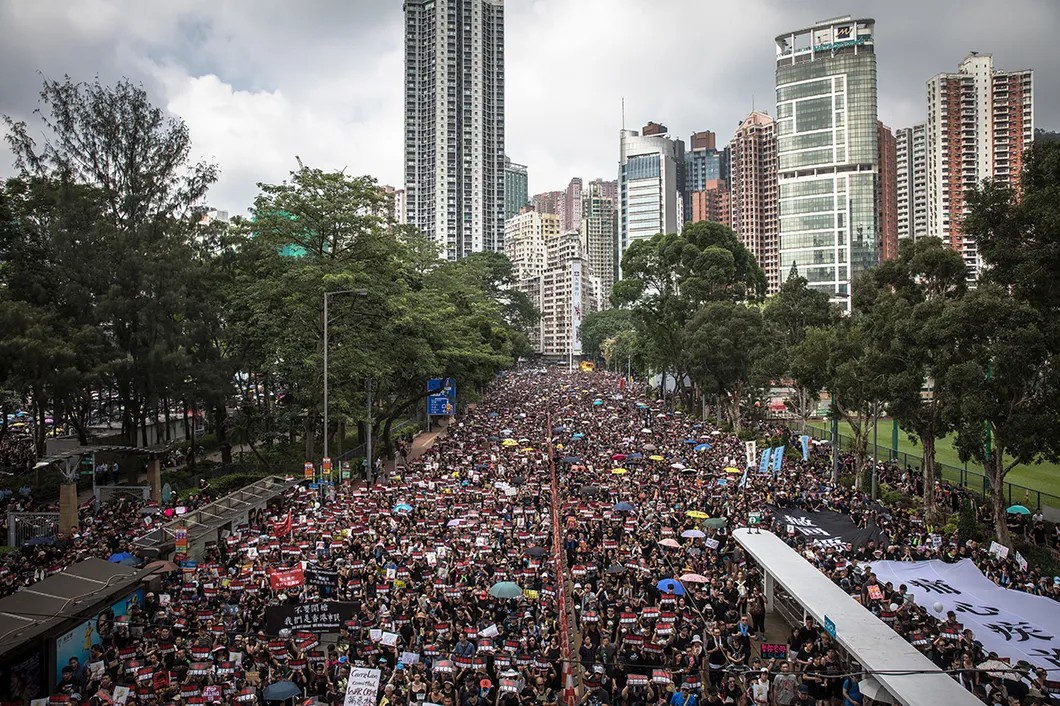 Акция протеста на одной из улиц Гонконга. Фото: EPA