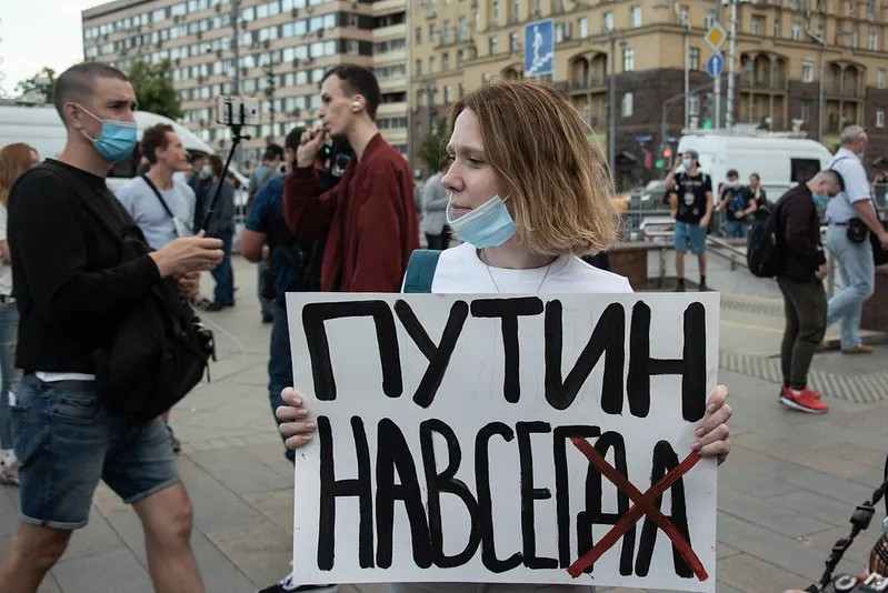 Еще один лозунг акции — «Путин навсегда». С вопросительным знаком или, наоборот, крестом на конце. Фото: Виктория Одиссонова / «Новая»