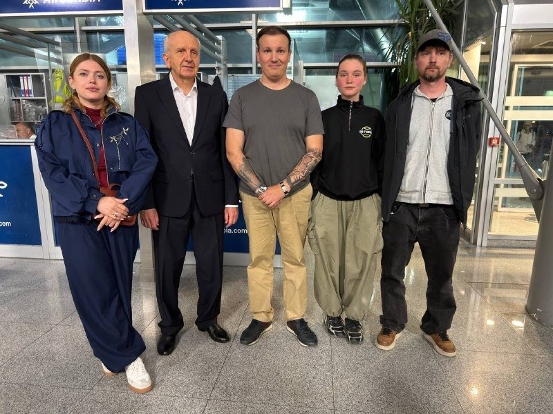 Михаил Звинчук (в центре) и его жена Валерия (слева). Фото: «Рыбарь»