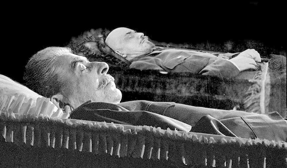 В Мавзолее забальзамированные тела Сталина и Ленина. Архивное фото