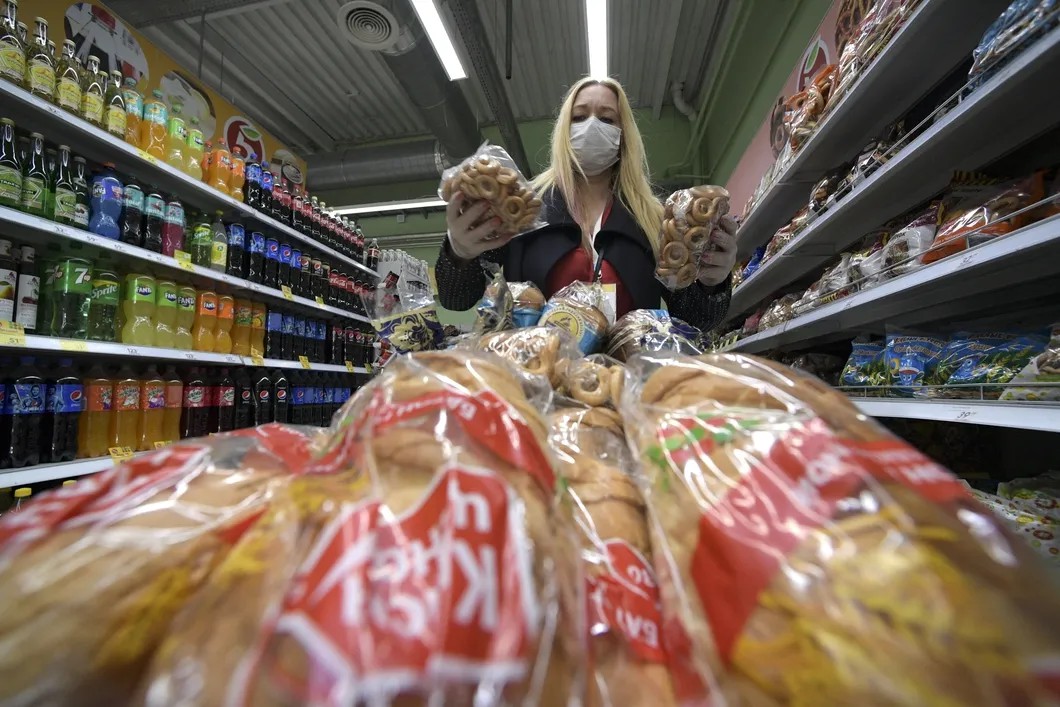 Волонтер закупает продукты для продуктовых наборов пенсионерам в Санкт-Петербурге. Фото: РИА Новости