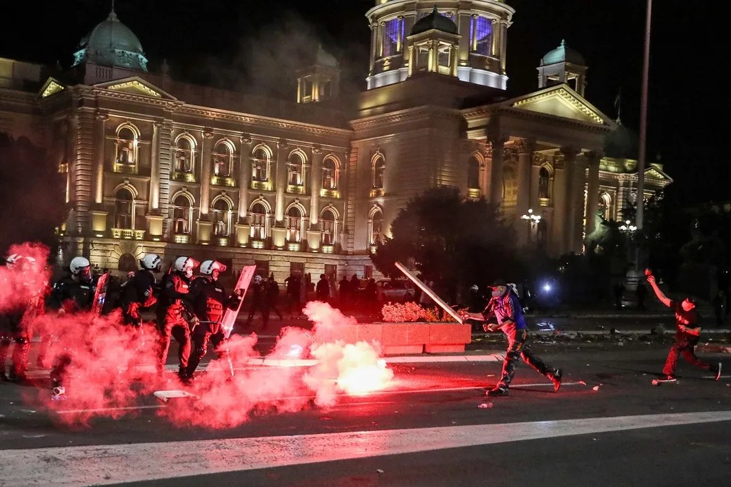 Столкновения в Белграде. Фото: Reuters