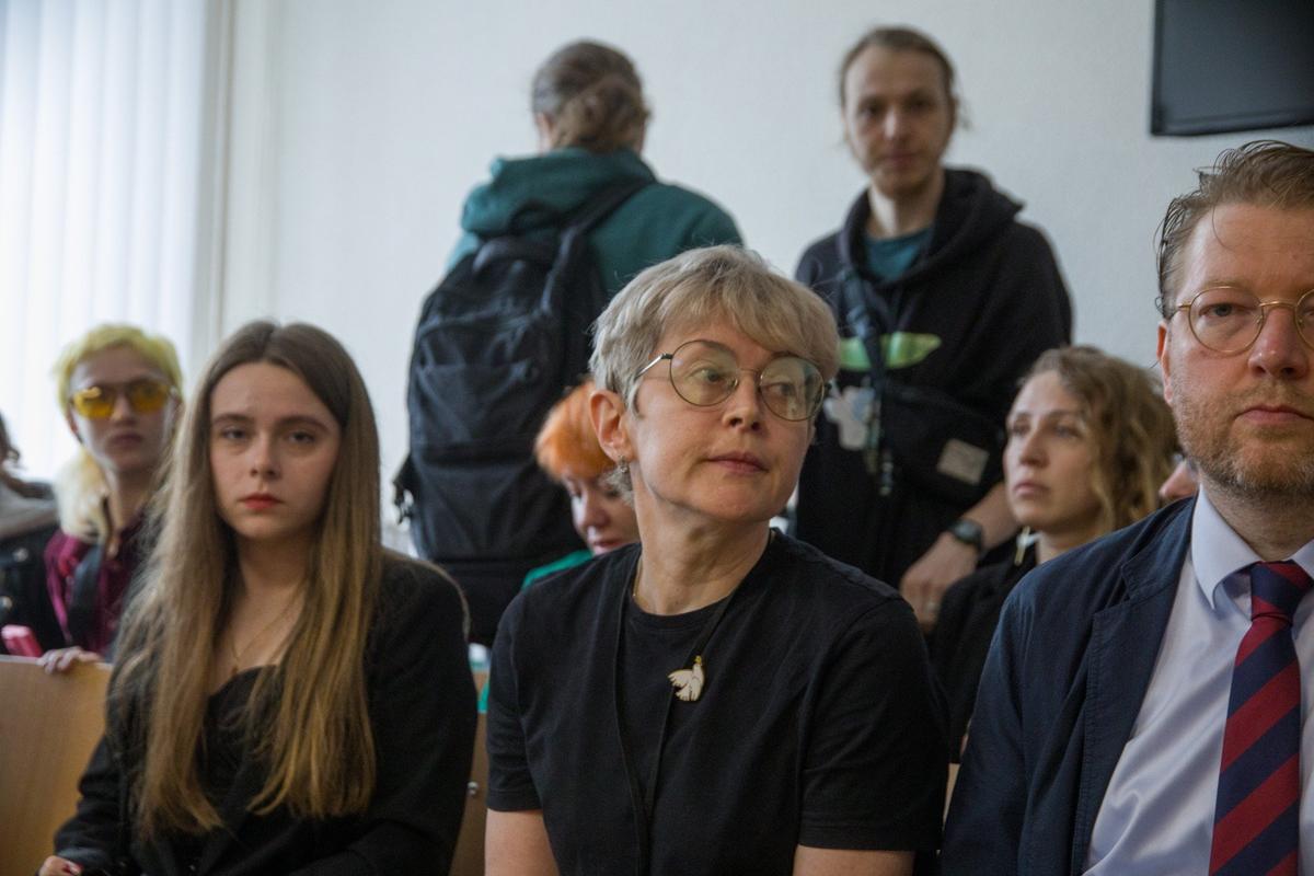 Супруга Льва Шлосберга Жанна в зале суда. Фото: Алексей Душутин / «Новая газета»