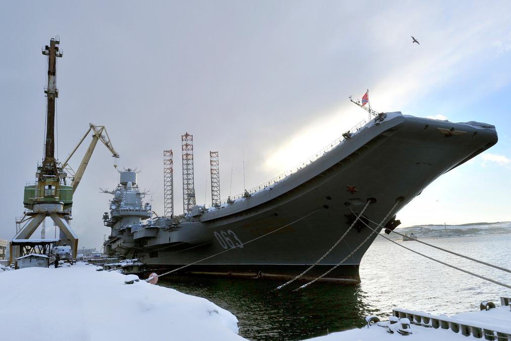 Крейсер "Адмирал Кузнецов" на 35 судоремонтном заводе ОСК. Фото: Лев Федосеев / ТАСС