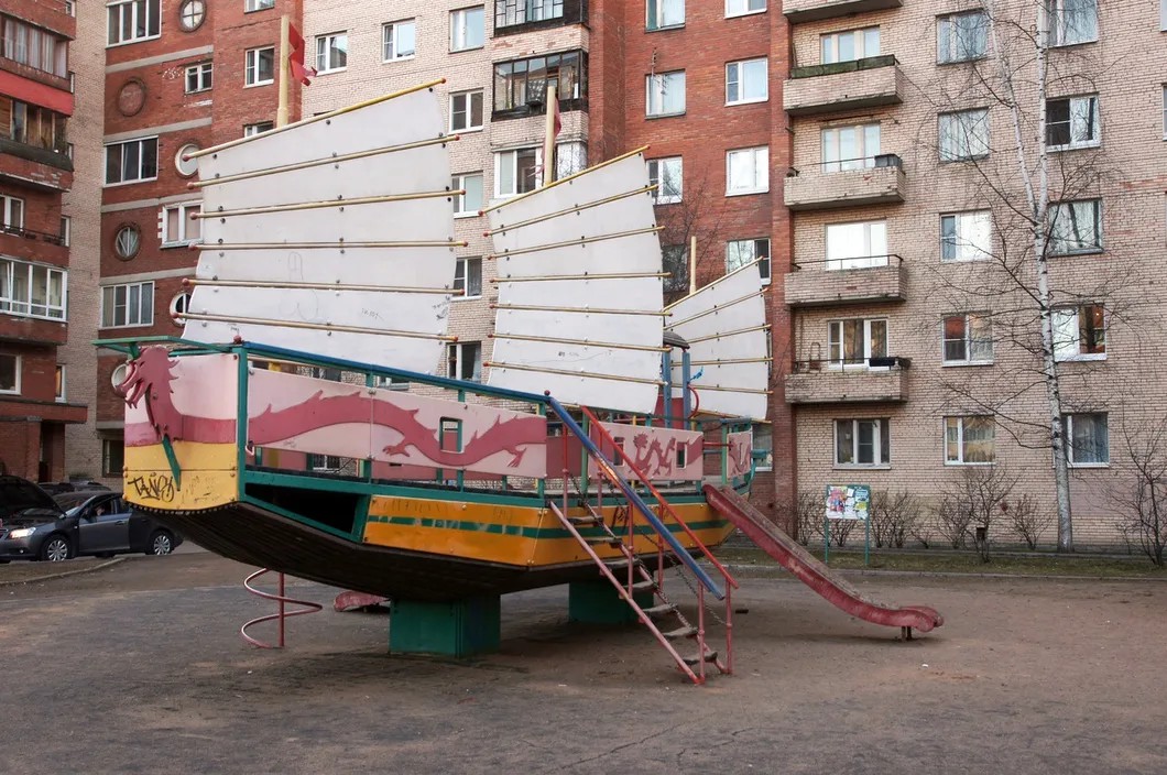 Игровой комплекс «Китайский корабль». За его демонтаж чиновники готовы заплатить 55 тысяч рублей. Фото: «Красивый Петергоф»