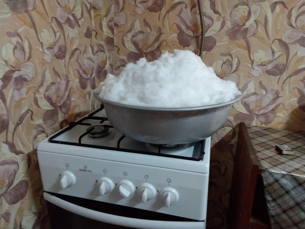 Снег на плите. Фото: Надежда Андреева / «Новая газета»