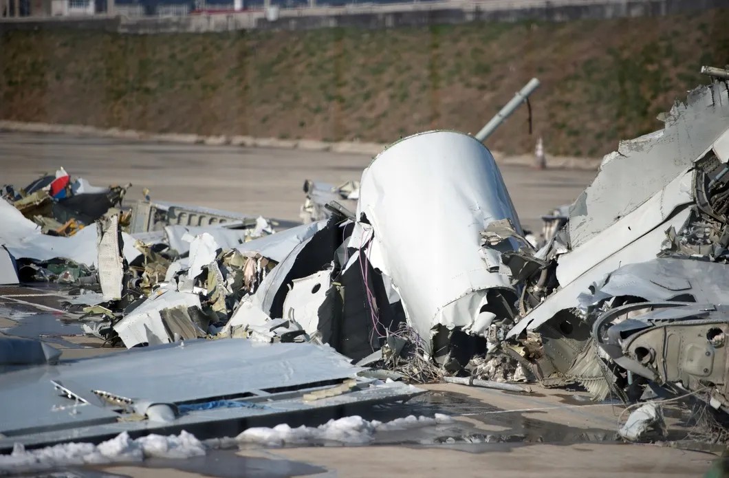 Обломки упавшего самолета Минобороны РФ Ту-154, собранные у берегов Сочи. Фото: РИА Новости