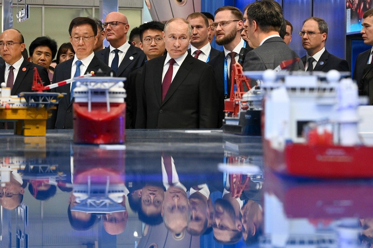 Владимир Путин во время осмотра экспозиции VIII Российско-китайского ЭКСПО. Фото: Сергей Бобылев / POOL / ТАСС
