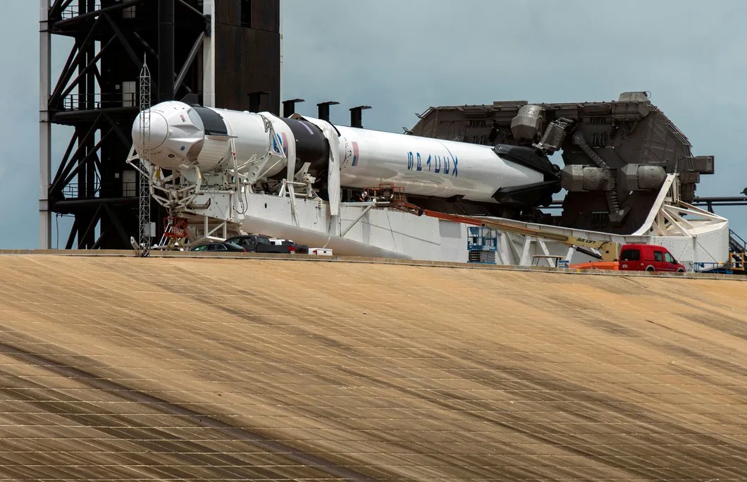 Crew Dragon и носитель Falcon 9. Фото: Reuters