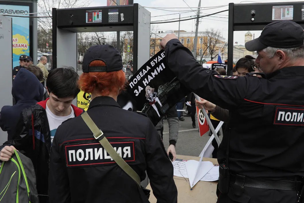У входа на территорию митинга. Фото: Влад Докшин / «Новая газета»