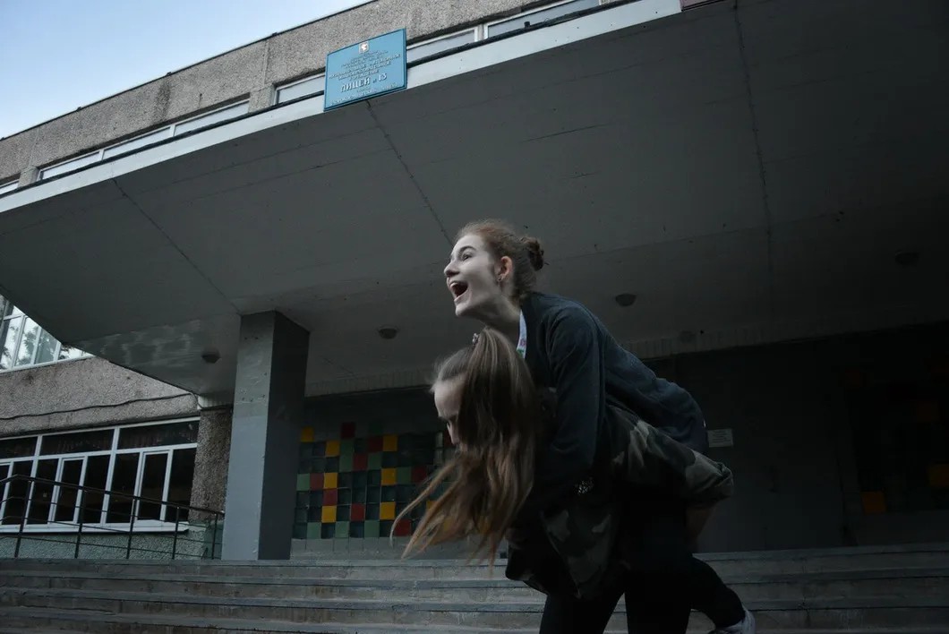 Варя с подругой у своего лицея. Фото: Виктория Одиссонова/ «Новая газета»