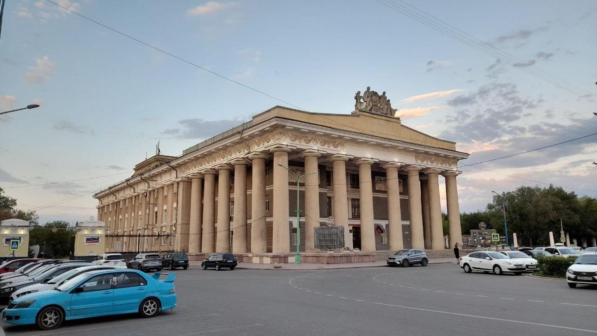 ДК Волгоградгидростроя (местный Парфенон, только действующий). Фото: Николай Щербаков