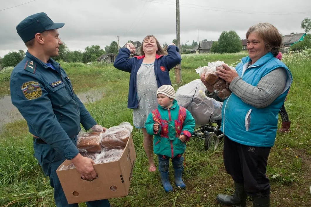 Спасатели МЧС дают по пять буханок хлеба на семью. Фото: Елена Лукьянова / «Новая газета в Петербурге»