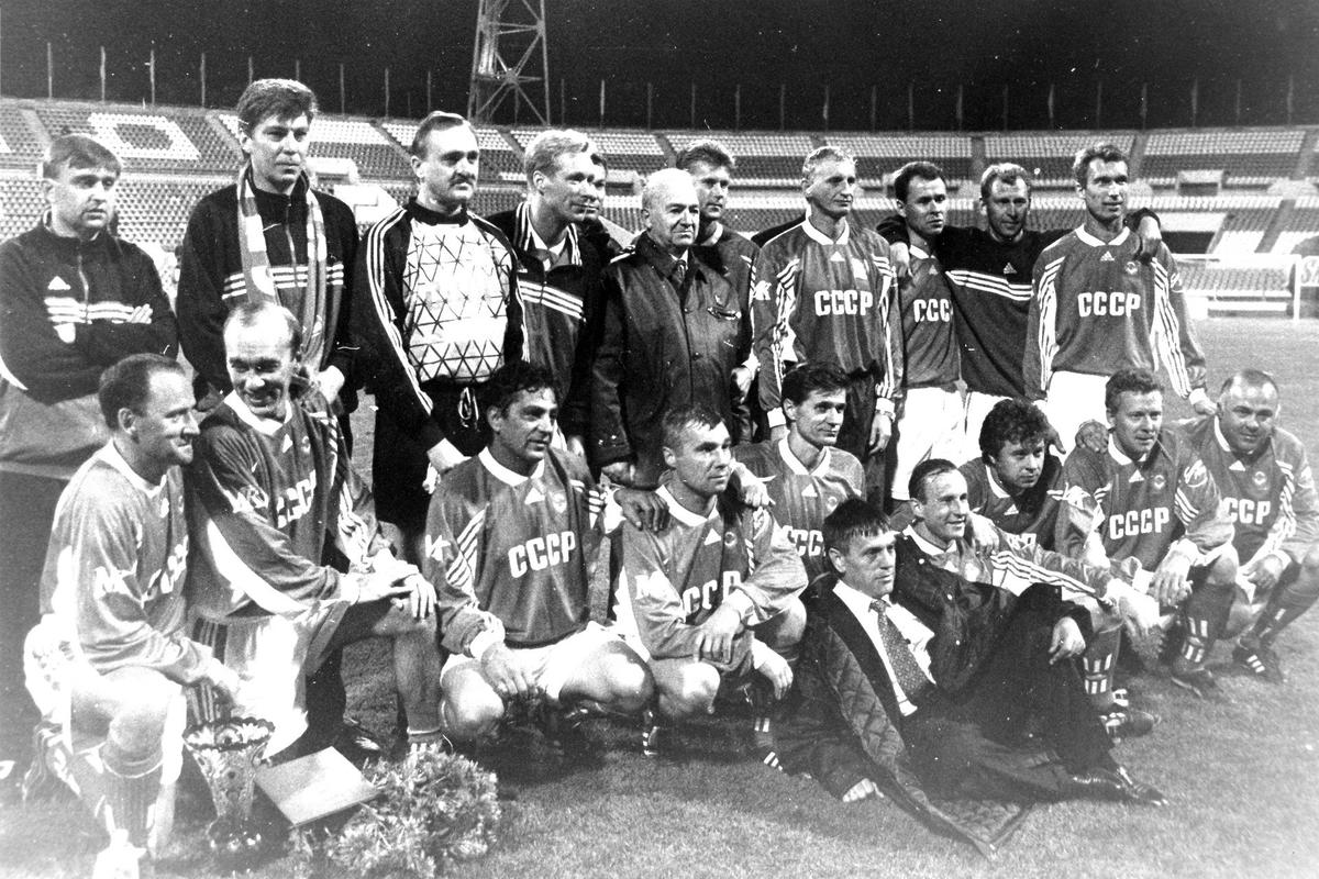 Александр Заваров (третий справа, в нижнем ряду) после матча ветеранов. Фото: Евгений Успенский