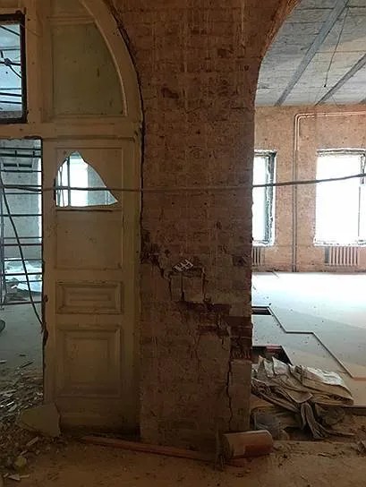 Трещина в кирпичном столбе, с которой началось обрушение несуших конструкций здания. Фото: «Петербург Реставрация»