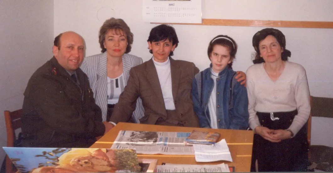 Справа от Измайлова — Анна Пясецкая, вторая справа на фото — Мадина Байсаева, девочка из села Самашки, тяжело раненная во время войны