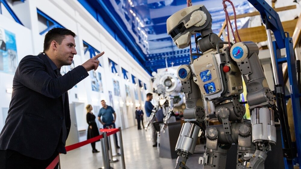 Робота в депутаты, ветеранов — в музеи, ученых — вон!