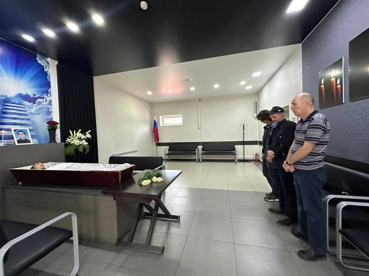 На прощании с Павлом Кушниром. 8 августа 2024 года. Фото: Валерия Федоренко / «Новая газета»