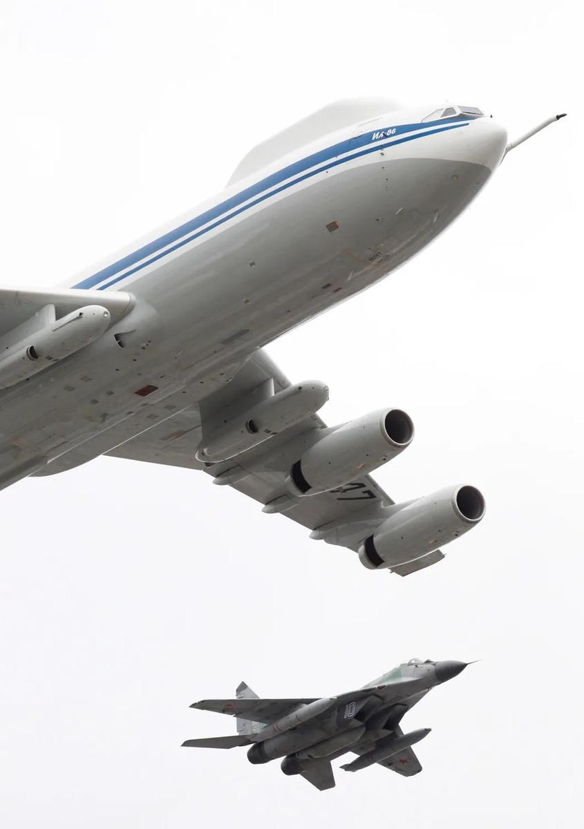 Воздушный командный пункт Ил-80 (Ил-86 ВКП) и МиГ-29 СМТ (внизу). Фото: РИА Новости