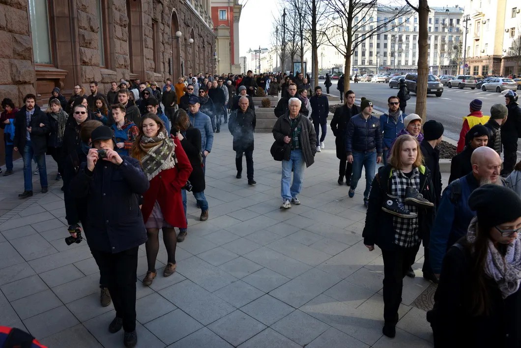 Участники митинга отправились на «прогулку» вниз по Тверской. Фото: Виктория Одиссонова