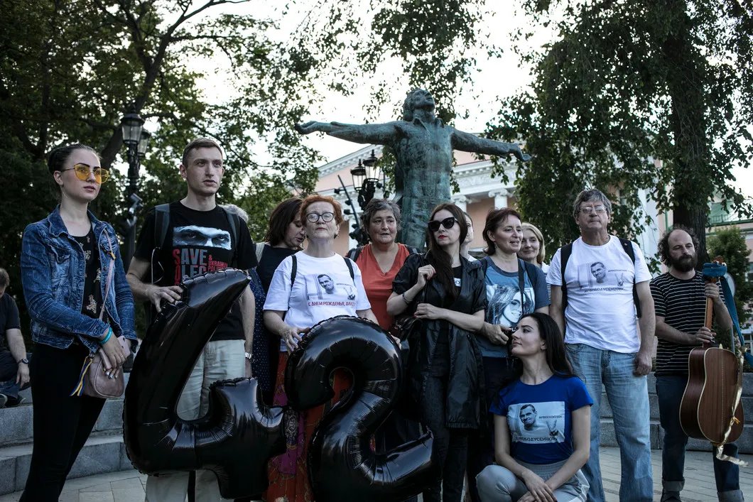 Активисты у памятника Высоцкому на Страстном бульваре. Фото: Влад Докшин / «Новая газета»