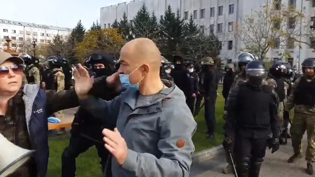 Сотрудник центра «Э» в штатском провоцировал людей, а потом показывал, кого забирать. Кадры из видео «Штаба Навального»