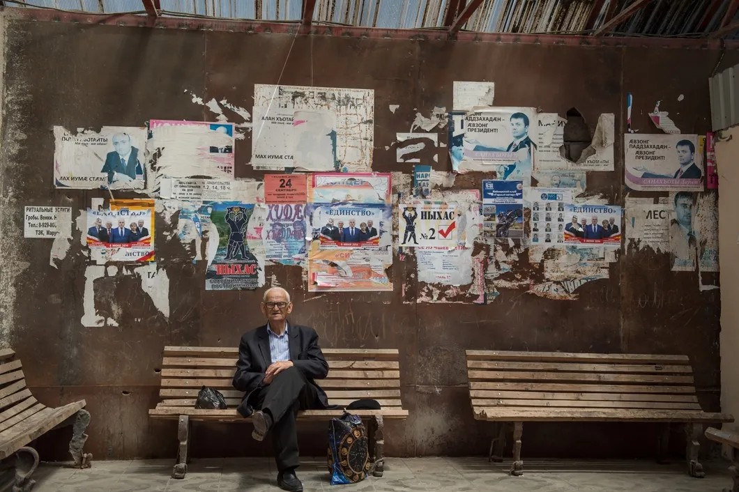 2014 год. Житель Цхинвали на фоне предвыборной агитации. Фото: РИА Новости