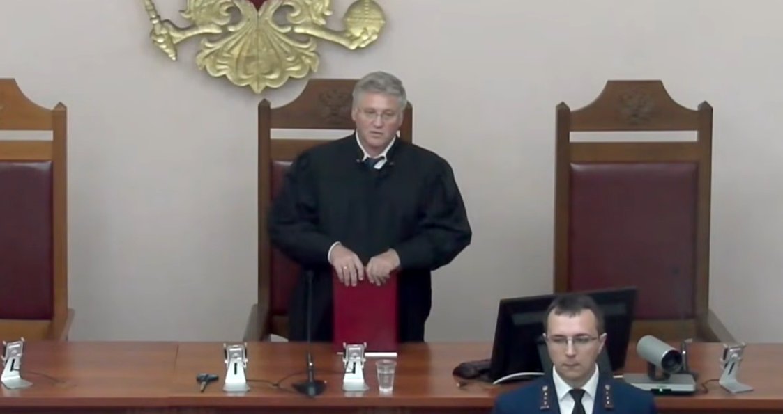 Кадр из трансляции судебного заседания. Оглашение решения