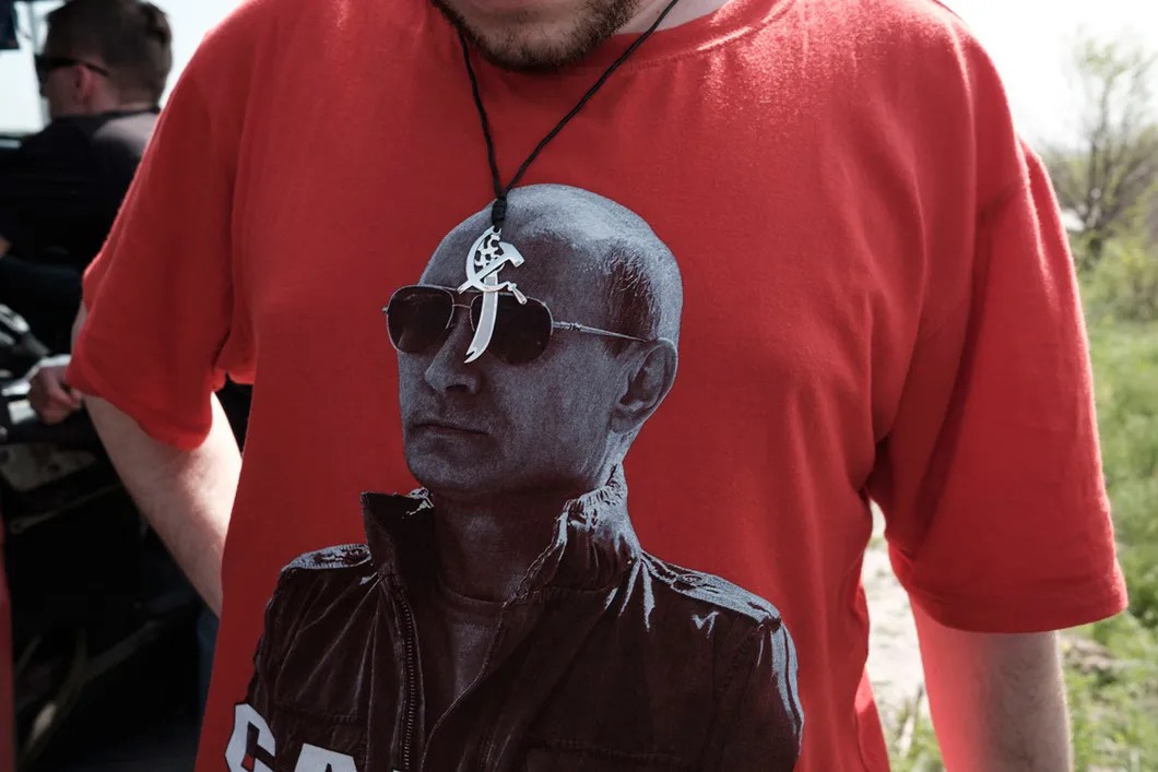 Участник антифашисткой конференции в футболке с президентом РФ Владимиром Путиным перед началом первомайского шествия. Фото: Антон Карлинер