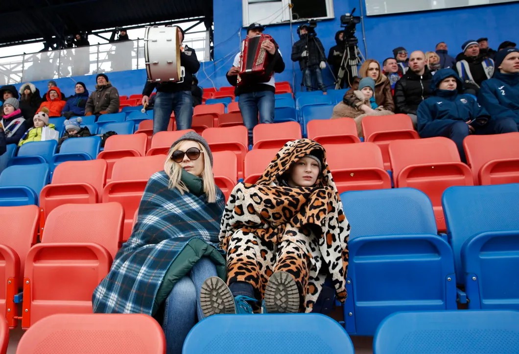 Зрители на матче премьер-лиги Беларуси по футболу. Фото: EPA