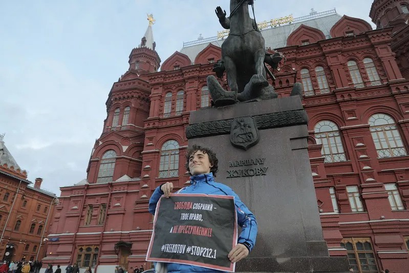 Пикет в поддержку Константина Котова на Манежной площади. Фото: Влад Докшин / «Новая газета»