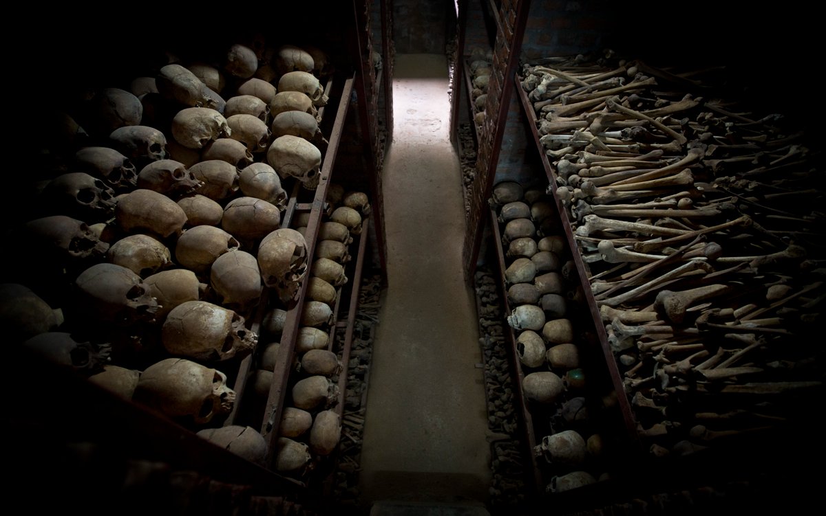 Черепа и кости убитых в католической церкви и вокруг нее во время геноцида 1994 года в Ньямате, Руанда. Фото: AP / TASS