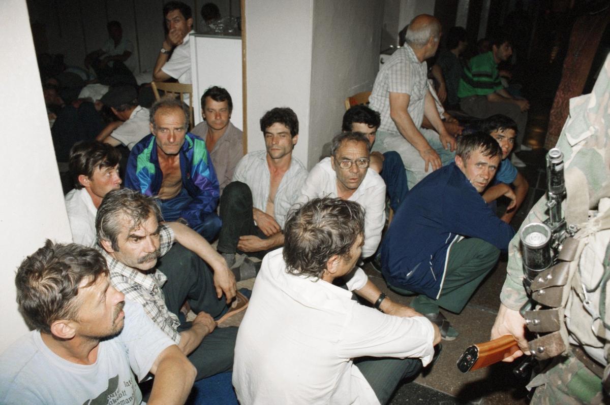 Заложники в здании городской больницы. Фото: Тарусов Константин / Фотохроника ТАСС