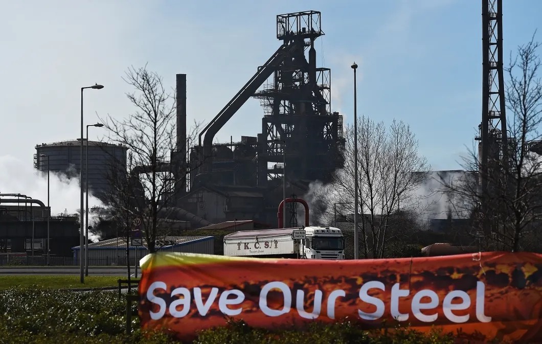Плакат на сталилитейном заводе в Южном Уэльсе, Великобритания. Фото: EPA