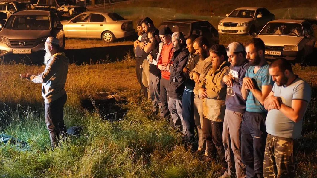 Вечерняя молитва во время поисков Мусы. Фото: «Крымская солидарность»