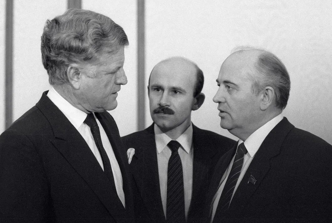 Михаил Горбачев беседует с американским сенатором Эдвардом Кеннеди в Кремле. Павел Палажченко.в центре, 1986 год. Фото: РИА Новости