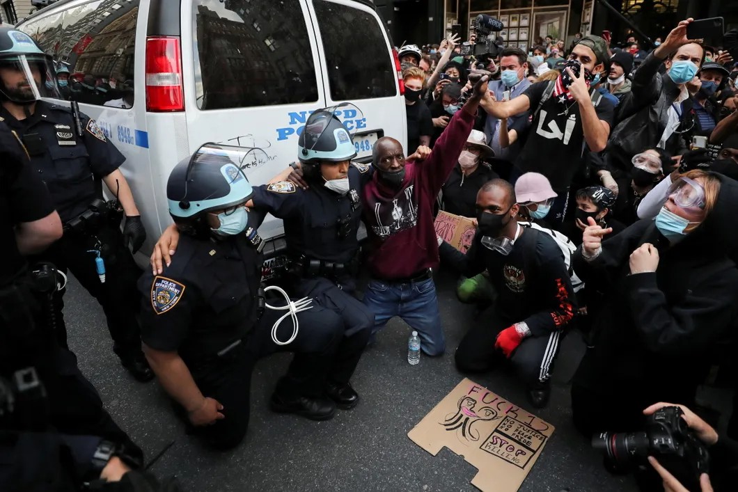 Полицейские в Нью-Йорке демонстрируют свою солидарность с протестующими на фоне протестов после убийства афро-американца Флойда полицейским. Фото: Reuters