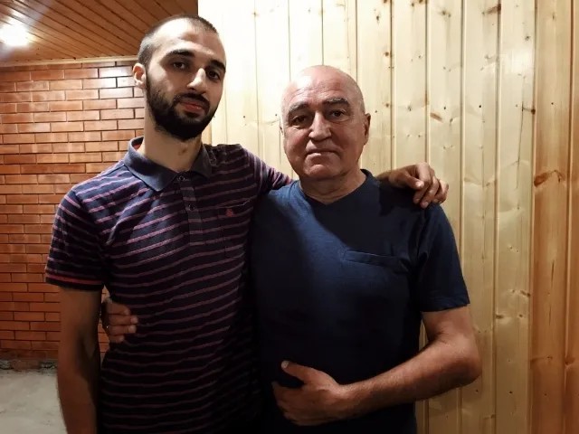 Саша и его отец Тамерлан Агаевы. Фото: Екатерина Фомина / «Новая газета»
