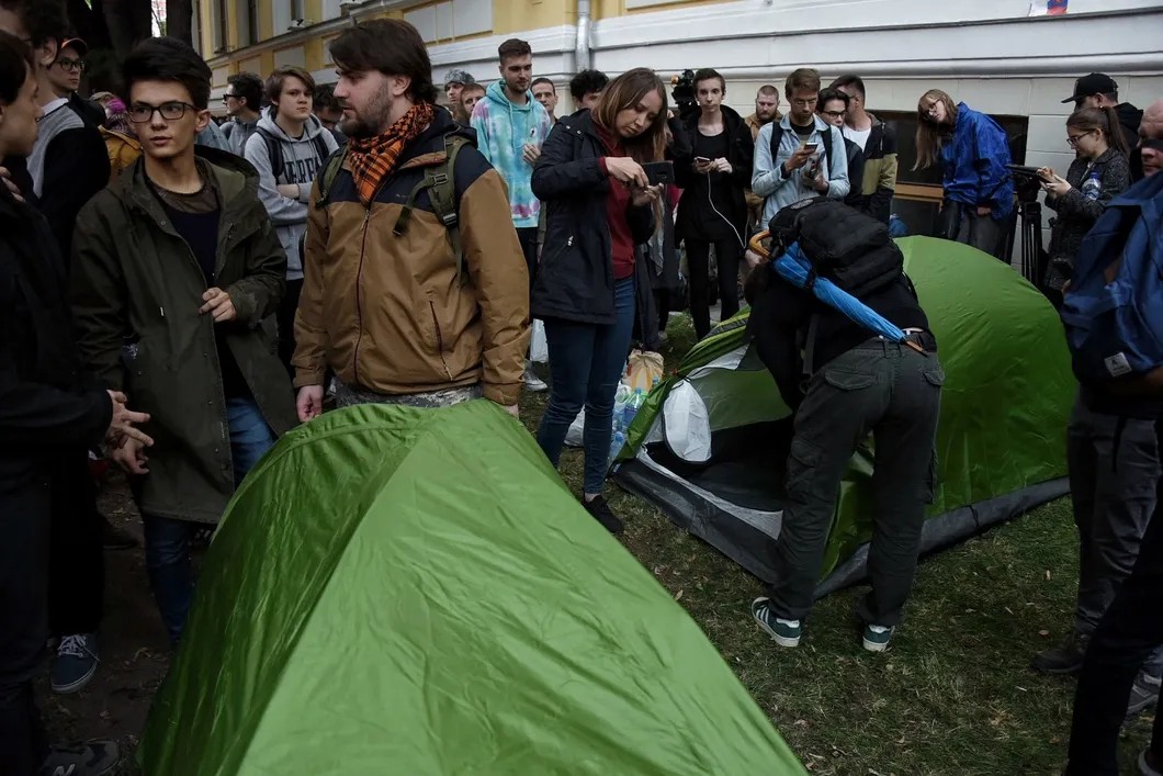 Протестующие расставили палатки и принесли еды и воды, планируя остаться здесь на ночь. Фото: Виктория Одиссонова/ «Новая»