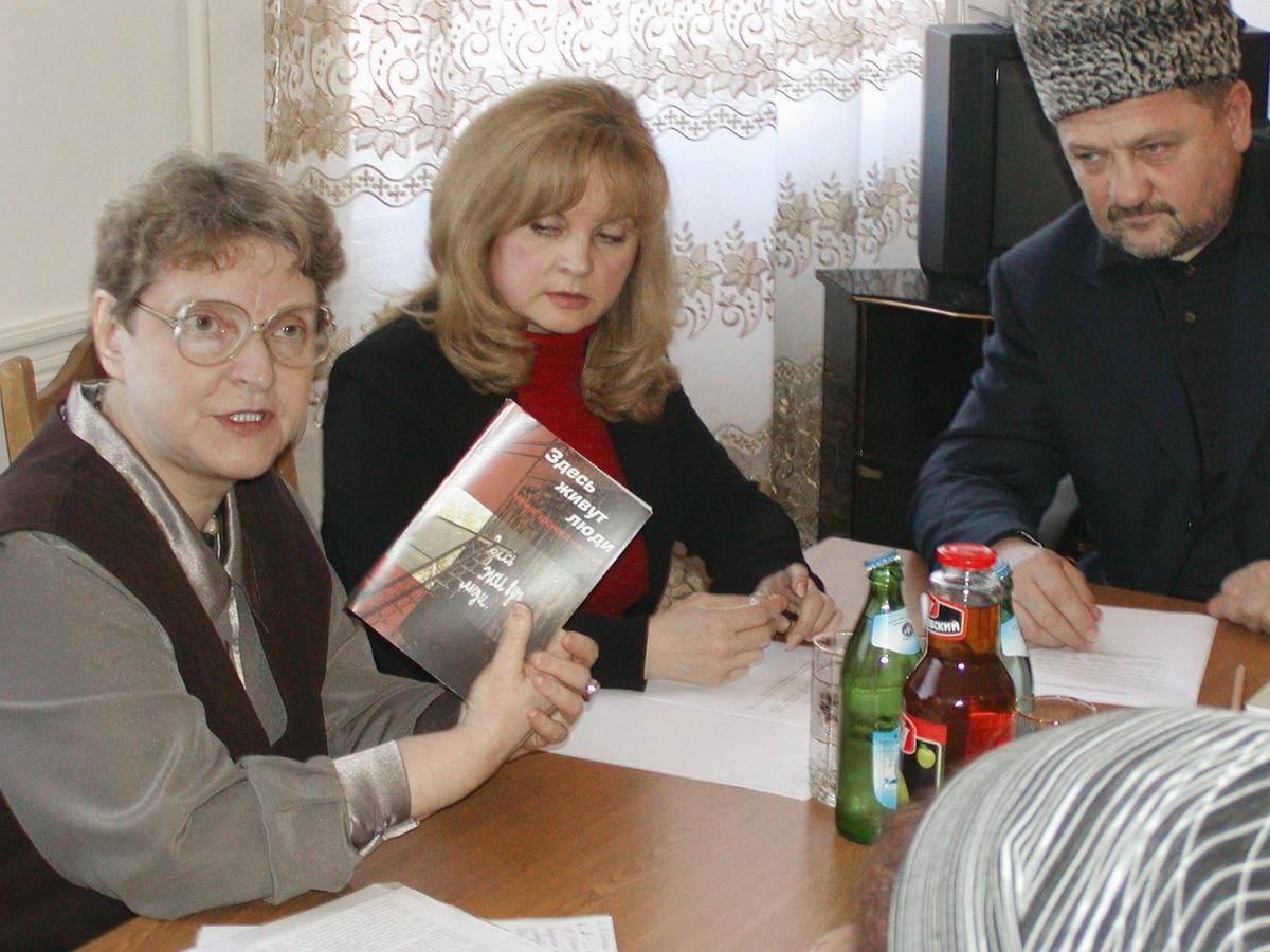 Элла Памфилова (в центре) и Ахмат Кадыров (справа) на рабочей встрече с представителями общественных и правозащитных организаций Чечни. Фото: Вениамин Беккер / ИТАР-ТАСС