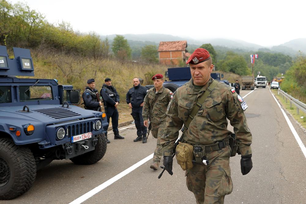 Миротворцы НАТО патрулируют территорию возле пограничного перехода между Косово и Сербией, 28 сентября 2021 года. Фото: ЕРА