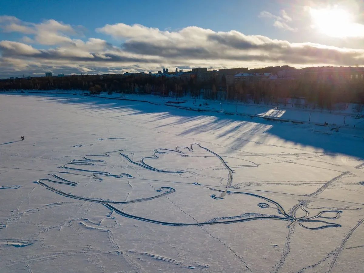 В начале февраля на льду Петрозаводской губы Онежского озера появилась огромная репродукция «Голубки» — рисунка Пабло Пикассо. Фото: соцсети