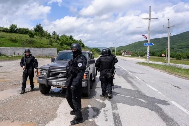 Косовский спецназ во время полицейской операции против контрабандистов. Фото: EPA