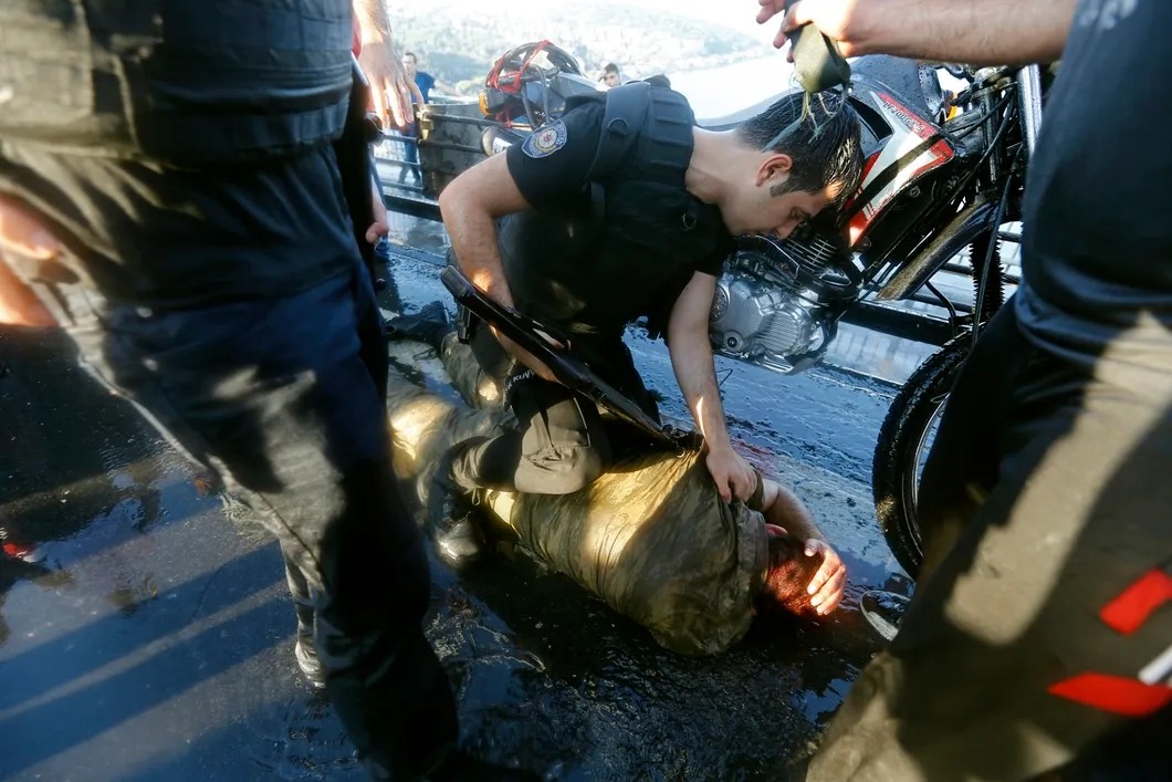 Полиция избивает солдата армии Турции. Фото: Reuters