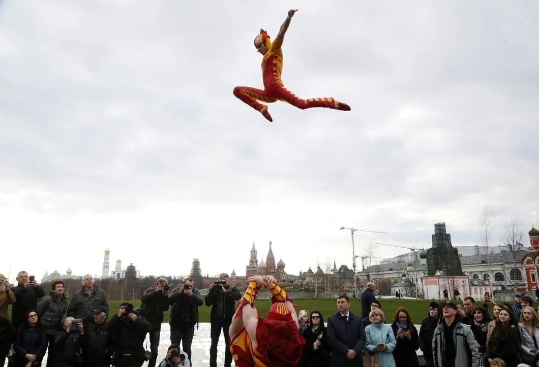 Выступление Cirque du Soleil. Фото: EPA